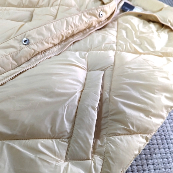 A&F oversized quilted vest in cream - Picture 8 of 8